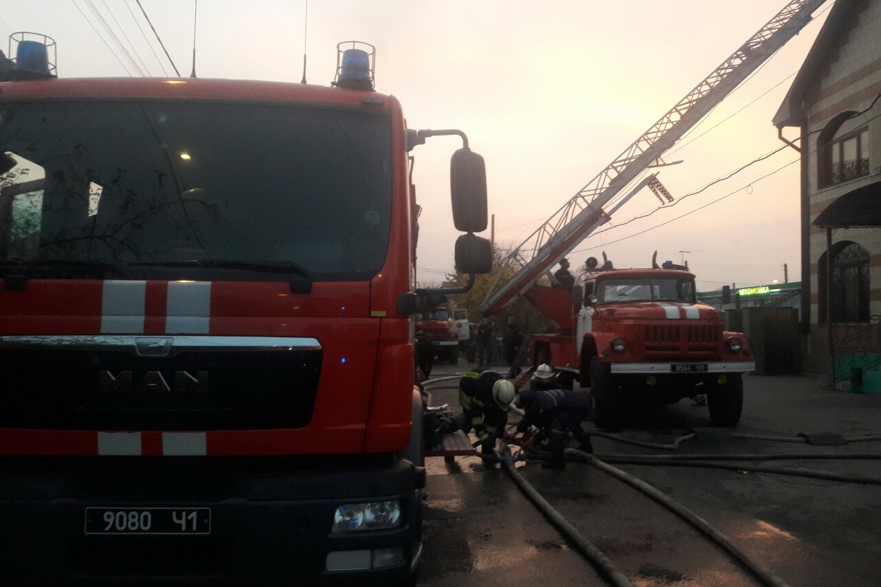 В Харькове произошел пожар в отеле "Нарт". Фото: kh.dsns.gov.ua