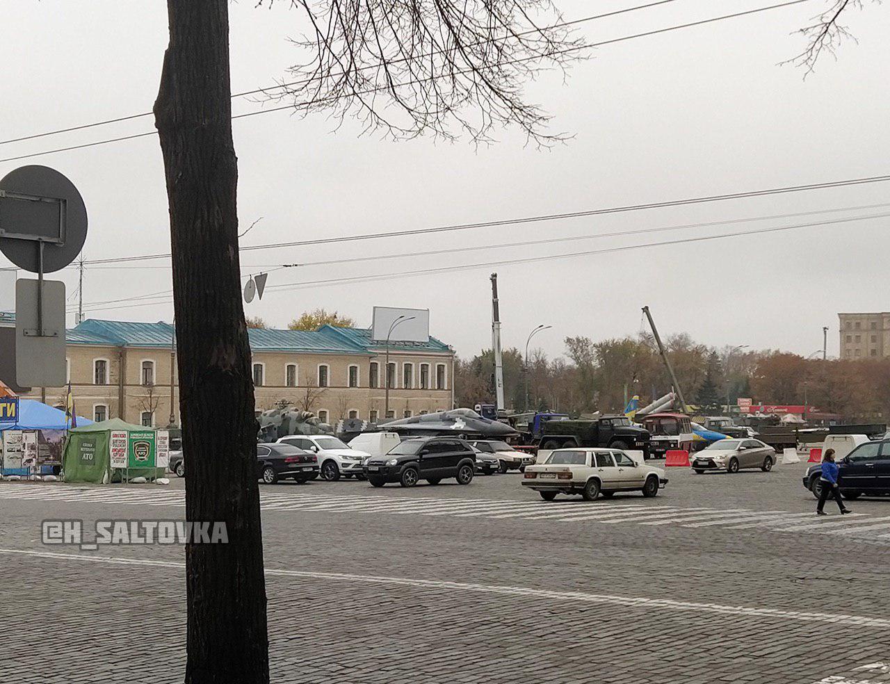 В Харькове везут военную технику на площадь Свободы. Фото: ХС