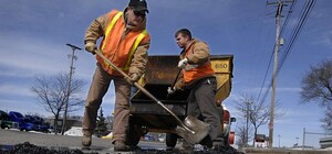 После обращения к мэру: на Алексеевке ремонтируют дороги во дворах