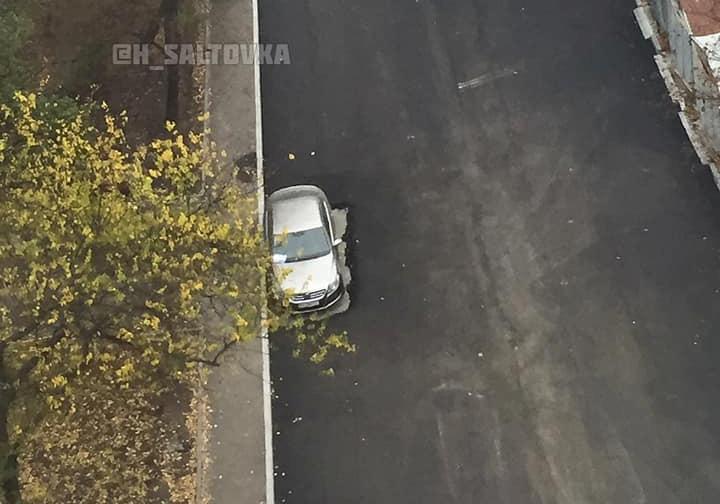 В Харькове новый асфальт уложили вокруг машины. Фото: ХС Харьков