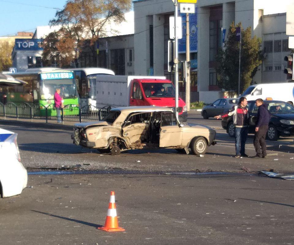 В Харькове в результате ДТП пострадали двое людей. Фото: ХХ