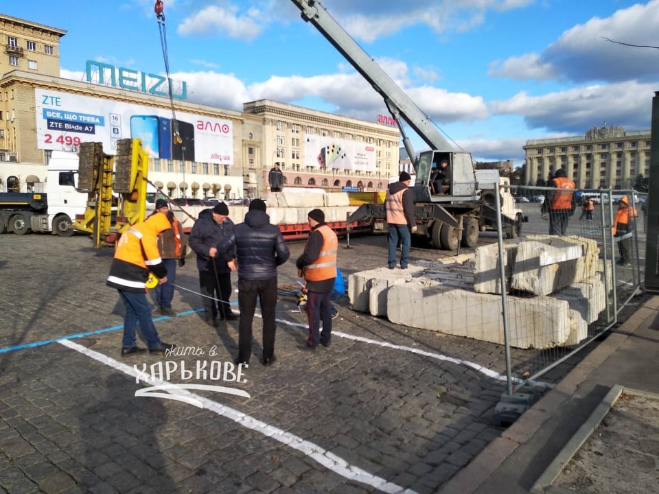 Каток на площади Свободы в Харькове начали строить. Фото: facebook.com/myharkov
