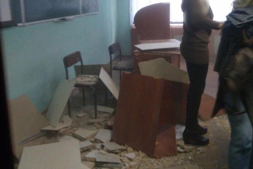 В Харькове обвалился потолок в колледже. Фото: "Харьков 1654"