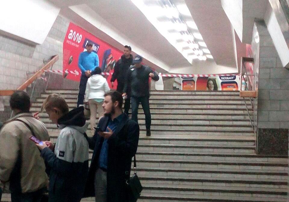 В Харькове со станций метро эвакуировали 830 человек. 