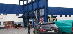 На порожній стоянці: львів'янка припаркувала позашляховик на острівці газону