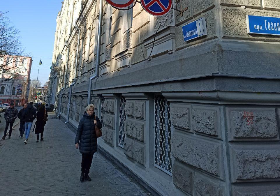 В центре Харькова запретили сквозной проезд через Театральную площадь. Фото: ХХ