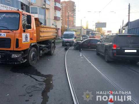 В Харькове легковушка влетела в грузовик. Фото: ГУ НП в Харьковской области