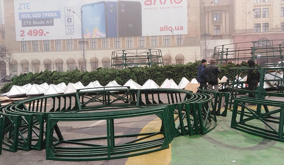 В Харькове начали собирать главную елку. Фото: МГ "Объектив"