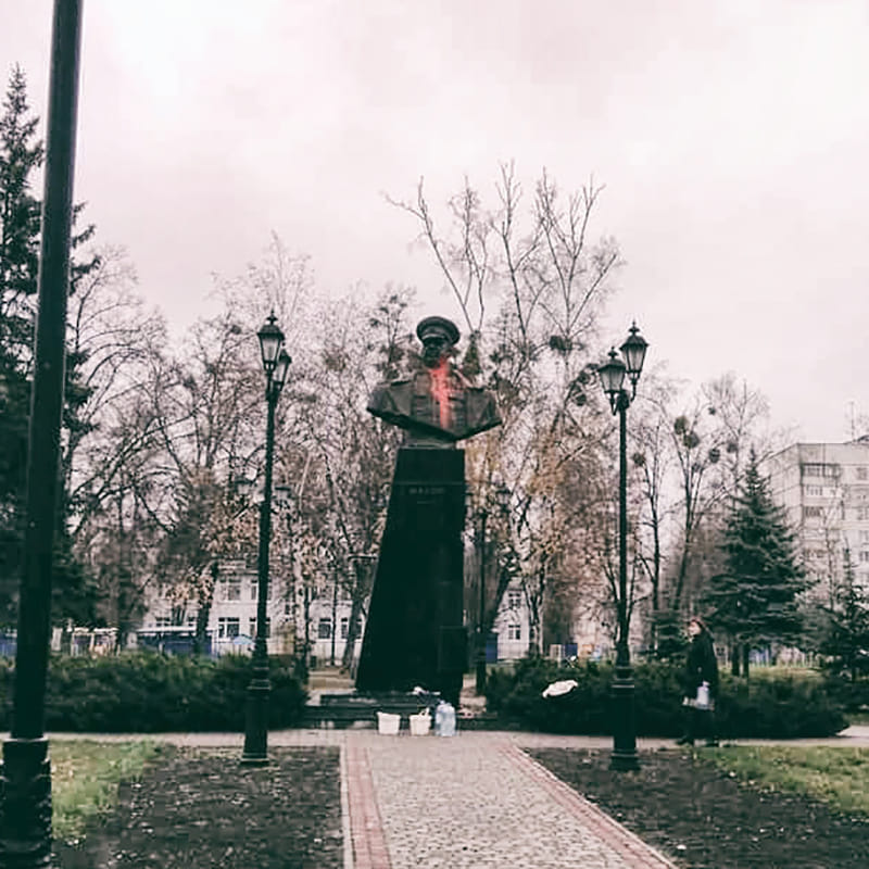 В Харькове облили краской бюст Жукова. Фото: ВПО "Фрайкор"