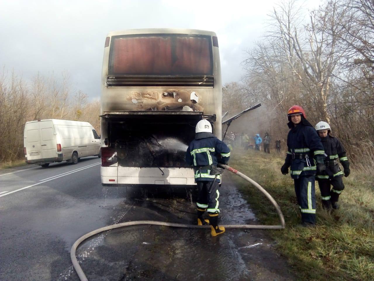 Автобус "Харьков - Познань" с пассажирами загорелся на трассе. Фото: dsns.gov.ua
