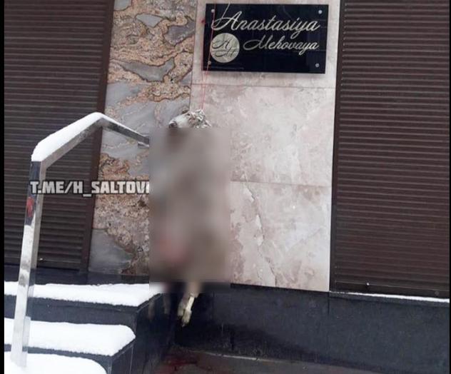 В центре Харькова повесили овцу со вспоротым животом. Фото: ХХ