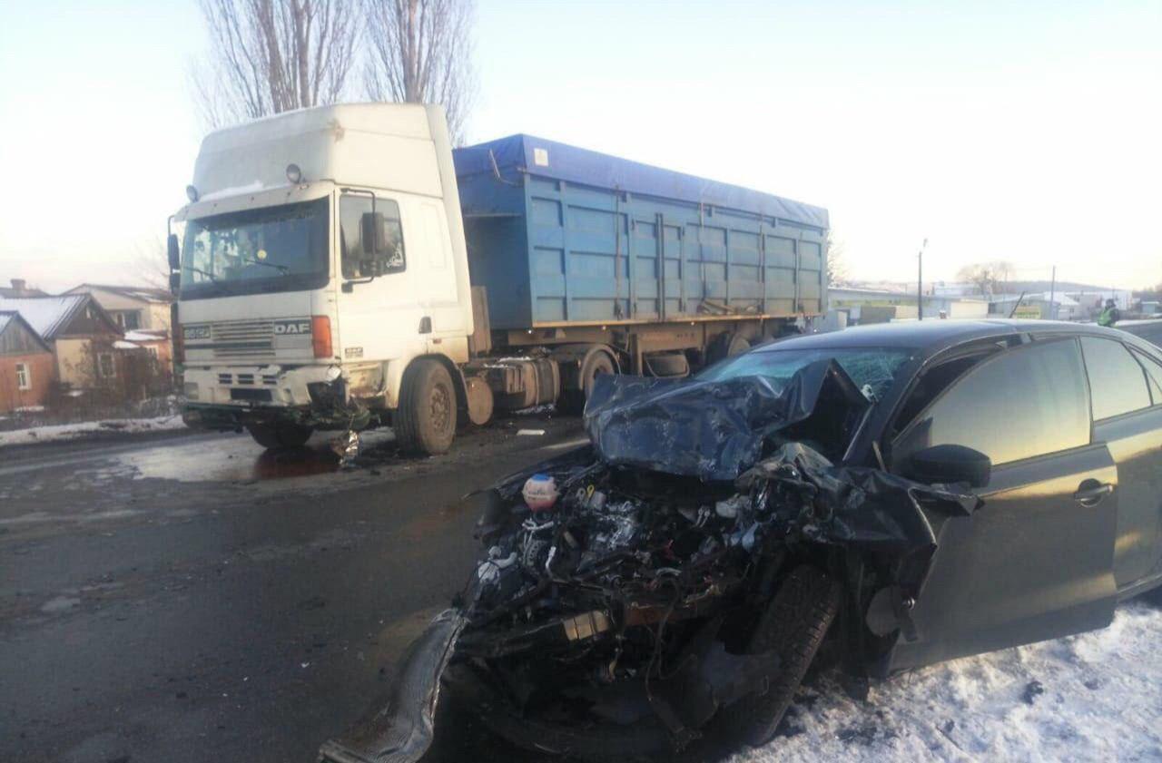 ДТП под Харьковом: легковушка врезалась в грузовик. Фото: Telegram TRUE.xa