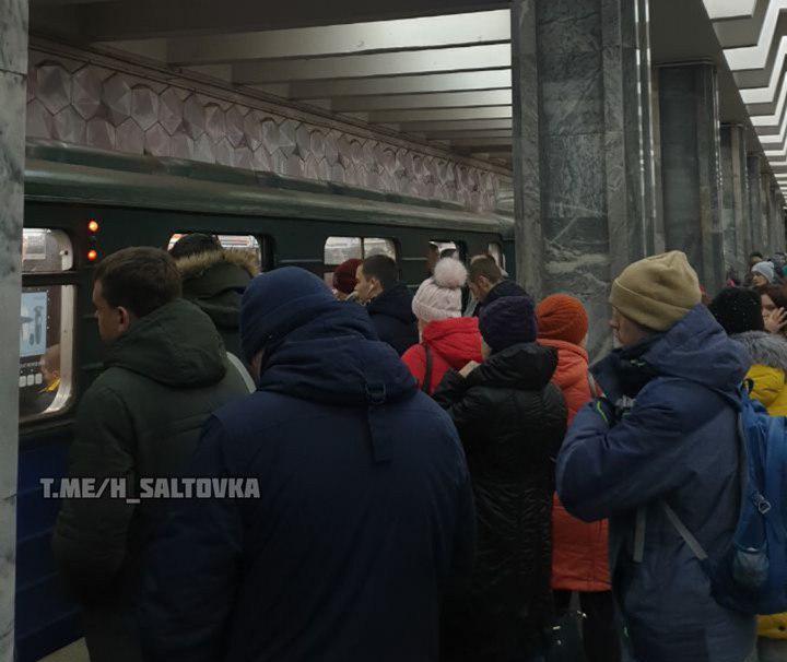 В харьковском метро стояли поезда. Фото: ХС