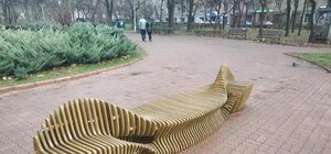 Прикольно: в центре города установили необычную лавочку (видео)