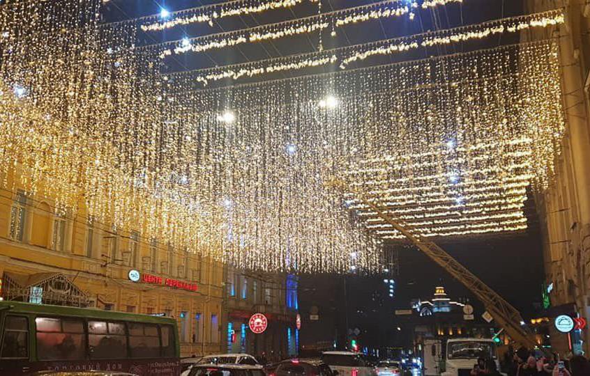 На центральной улице Харькова включили "Звездное небо". Фото: Facebook "Шо в городе"