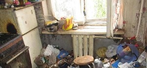 Тараканы, крысы, кучи мусора и вонь: старушка превратила свою квартиру в свалку (видео)