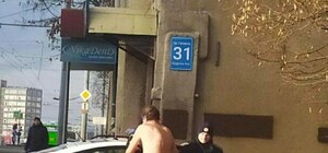 В одних трусах: по Харькову разгуливал полуголый мужчина