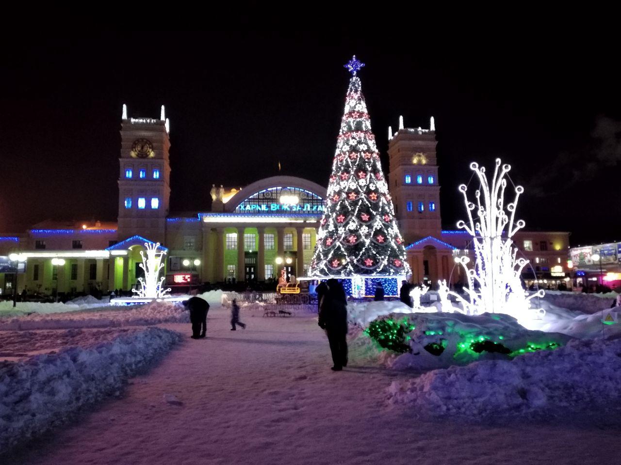 В Харькове сегодня откроется елка на Южном вокзале. Фото: Vgorode