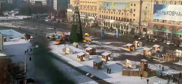Фото "Веб- камера". На площади начали устанавливать главную елку.