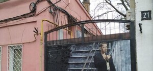 Недолго протянул: мурал с героями 