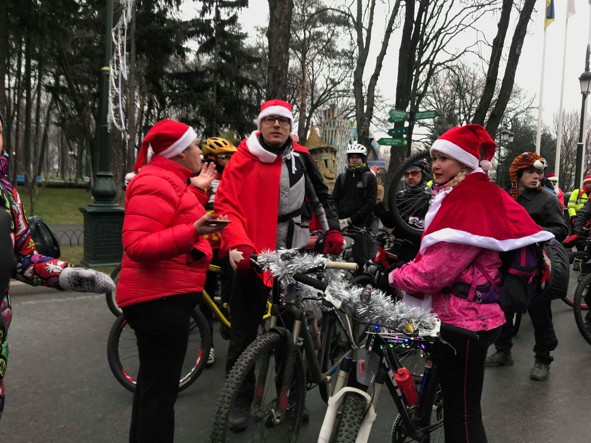 Новость - Досуг и еда - Деды Морозы катались на велосипедах по Сумской, а в парке Горького бегали Санта Клаусы