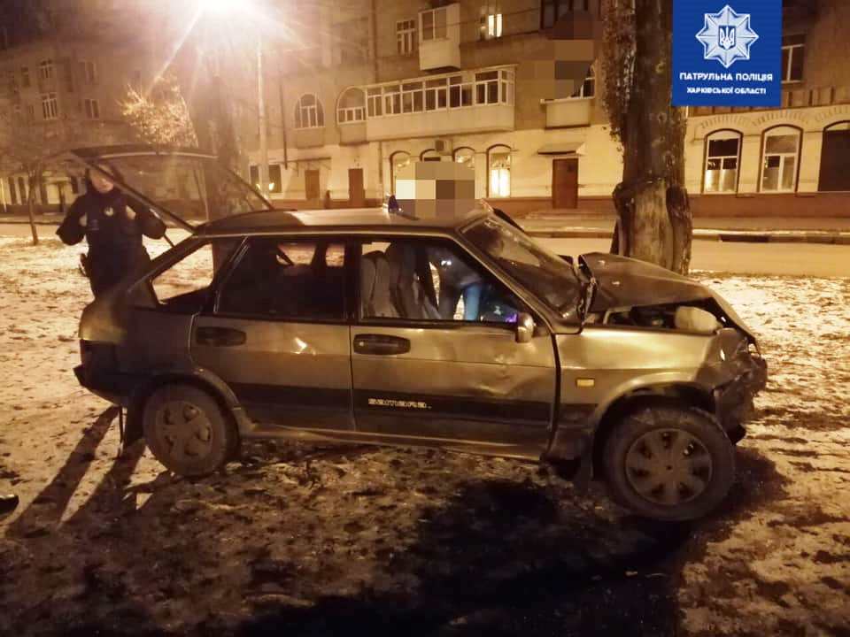 На ХТЗ легковушка врезалась в дерево. Фото: патрульная полиция Харьковской области