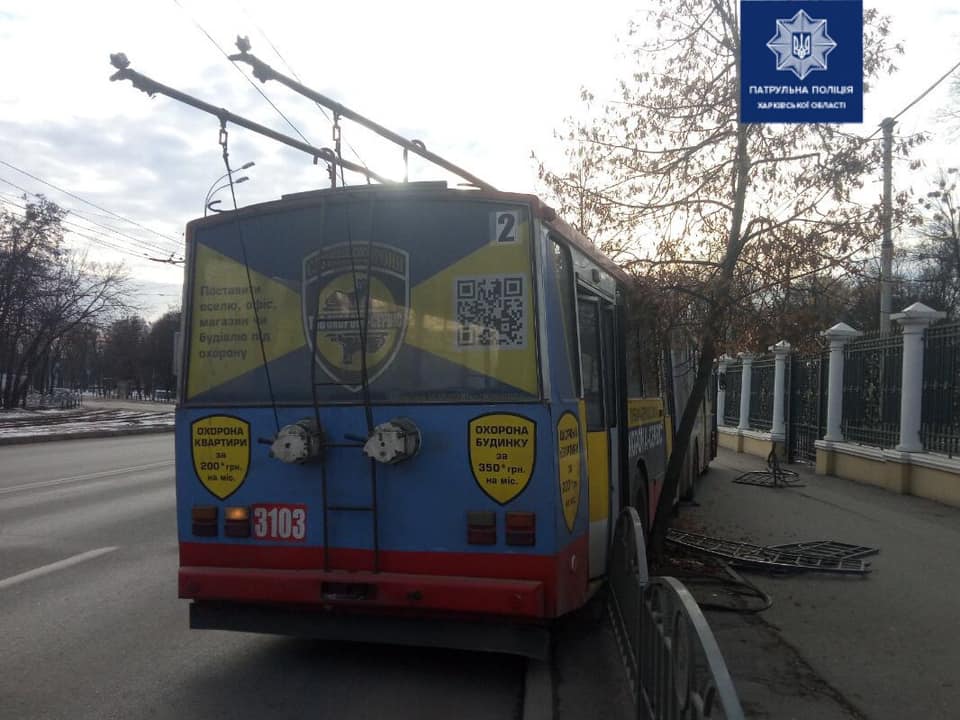 В Харькове троллейбус снес ограждение на Сумской. Фото: патрульная полиция