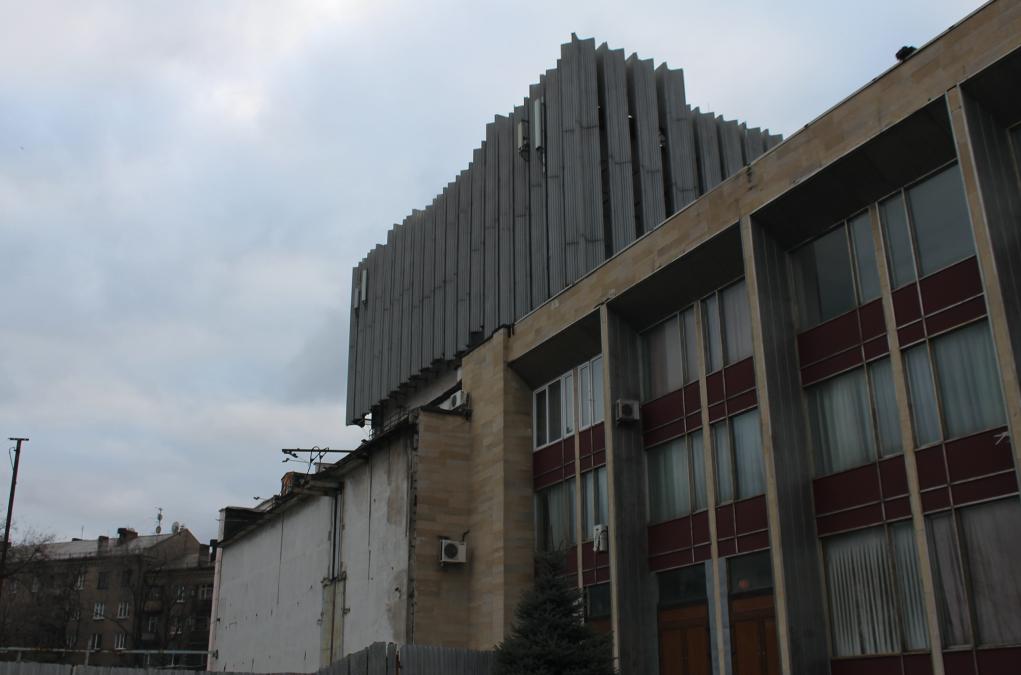 И это центр города: фасад ДК 