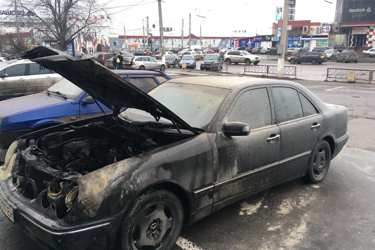 В Харькове загорелся автомобиль. Фото: kh.dsns.gov.ua