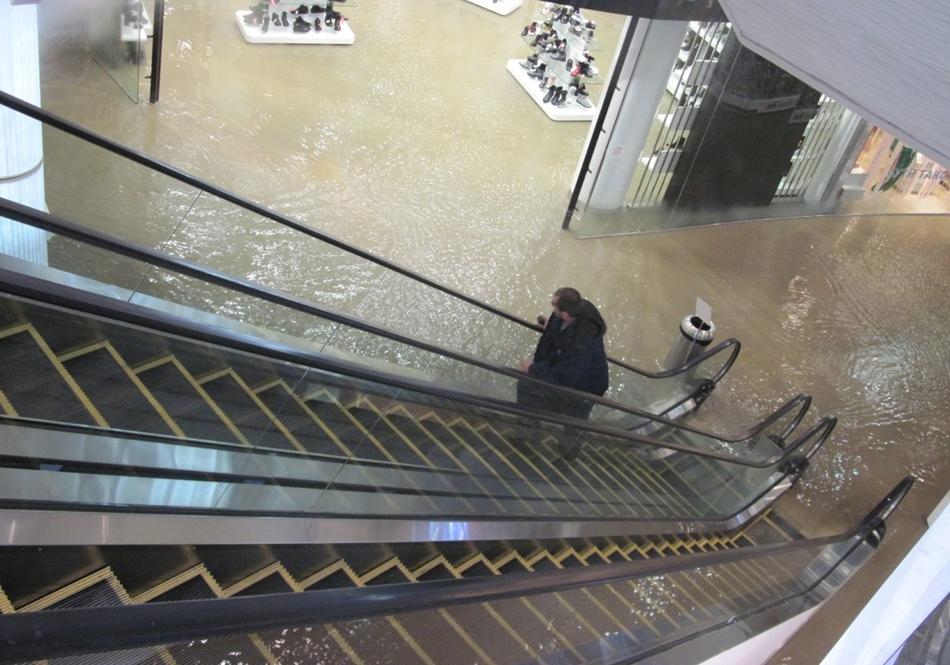 Как ТРЦ Ocean Plaza выглядит внутри после потопа: видео