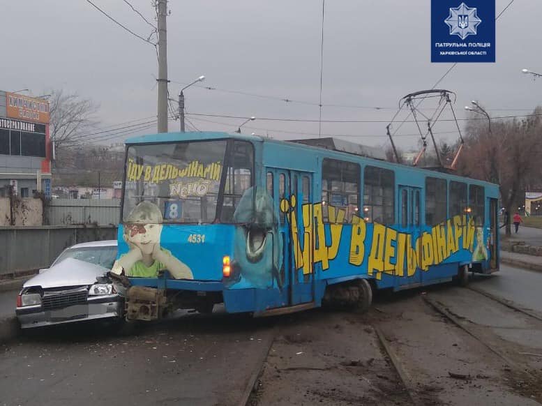 В Харькове трамвай "дрифтанул" в машину. Фото: патрульная полиция