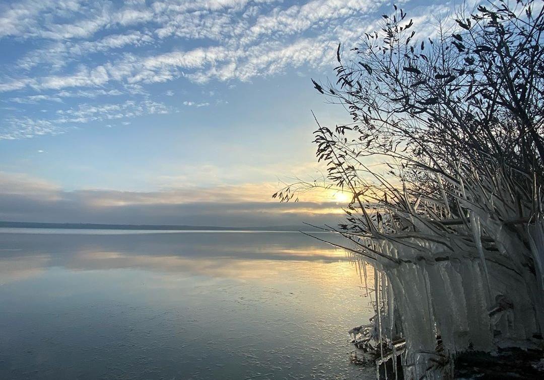 Неужели зима: в Запорожье начал замерзать Днепр (фото)