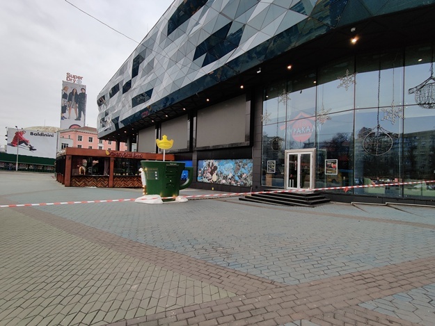 Прорыв трубы возле Ocean Plaza: движение транспорта на Антоновича восстановили