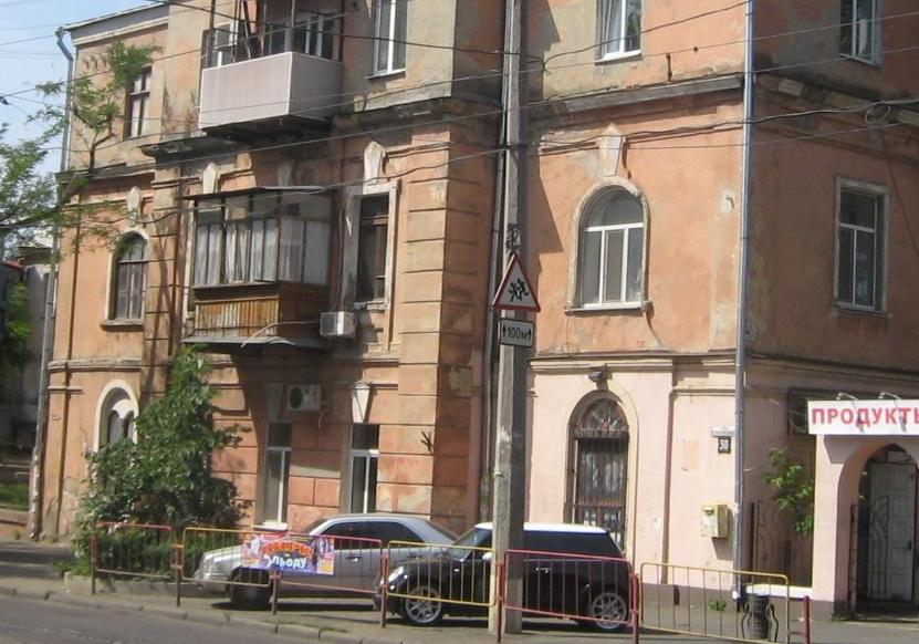 Наплевать: историческая надпись на старинном одесском доме закрыта кондиционером