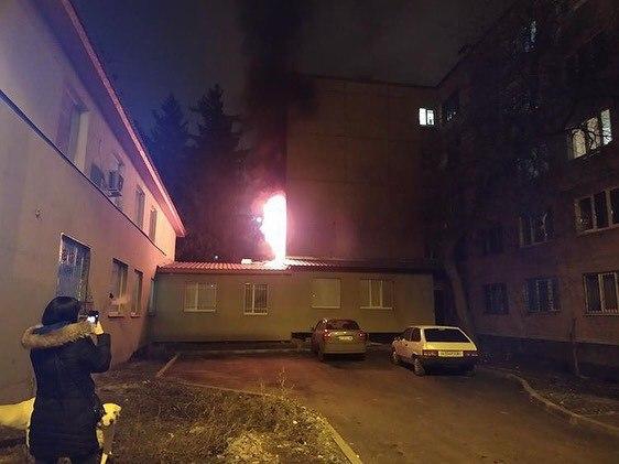 В Харькове горело общежитие. Фото: "Типичное ХТЗ"
