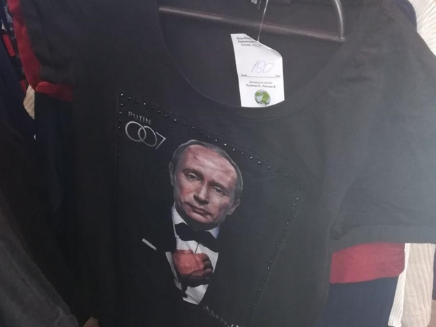В харьковском магазине продают футболку с портретом Путина. Фото: ХХ