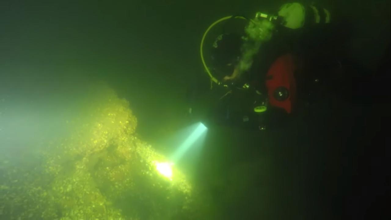 Репортаж со дна: запорожский дайвер ищет 100-летнюю затопленную психиатрическую лечебницу