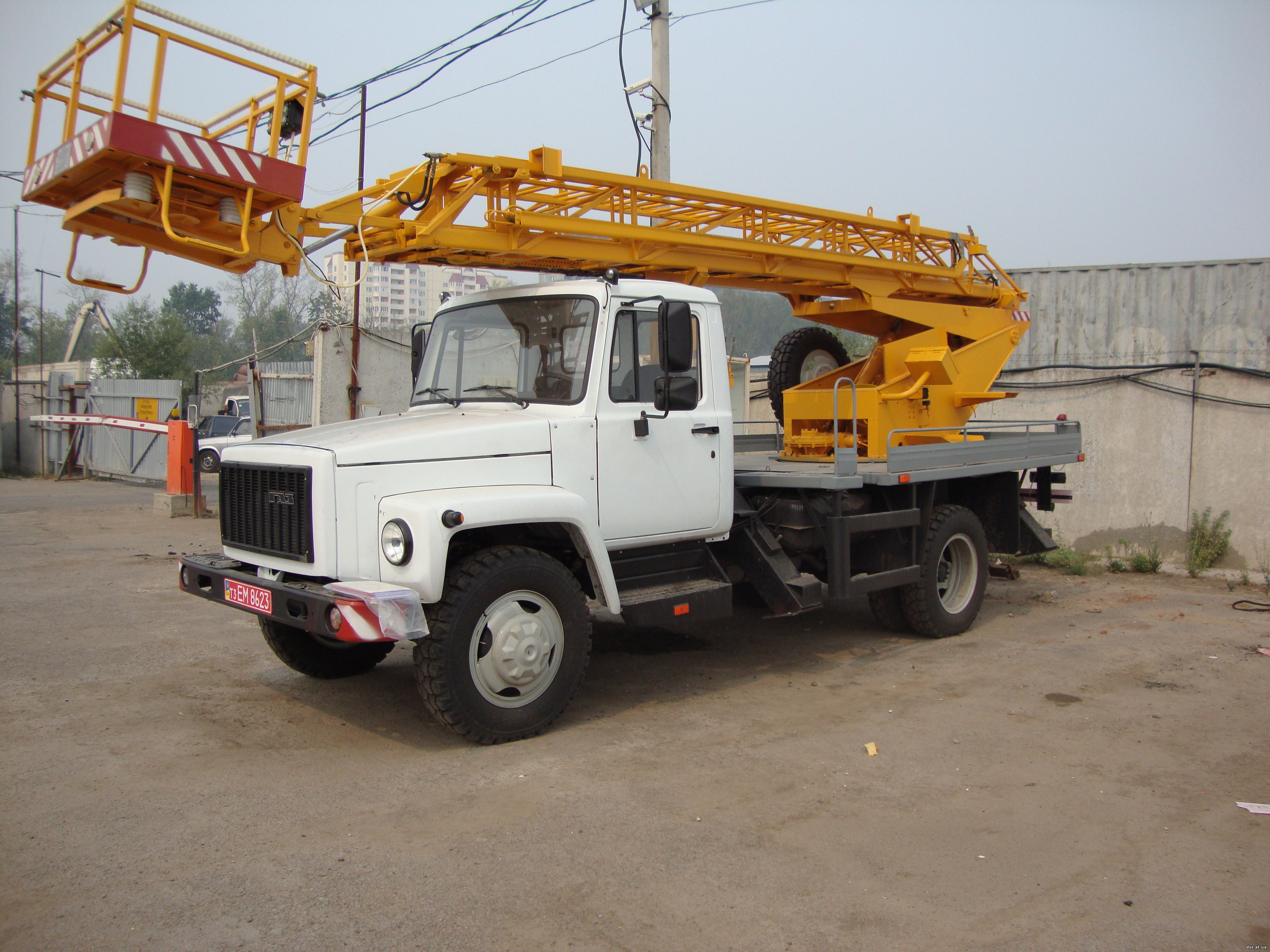 Есть работа: киевские коммунальщики ищут водителя автомобильной вышки