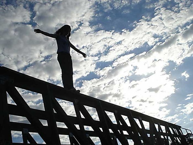 На Полтавском Шляхе девушка хотела прыгнуть с моста. Фото иллюстративное: Pikabu