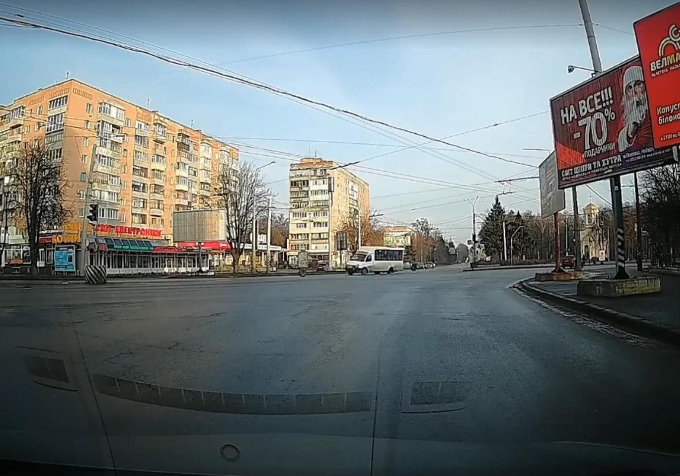 Видеофакт: в Полтаве у маршрутки во время движения отвалилось заднее колесо