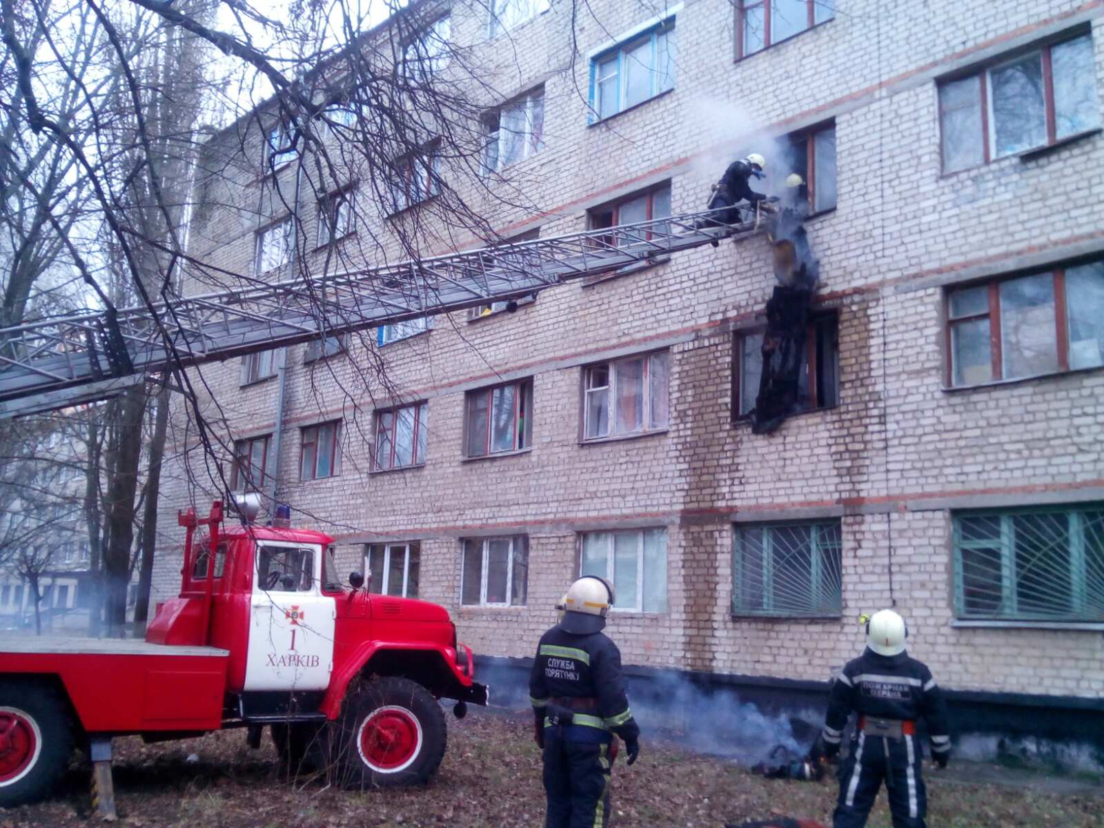 В Харькове горело общежитие колледжа. Фото: ГСЧС в Харьковской области