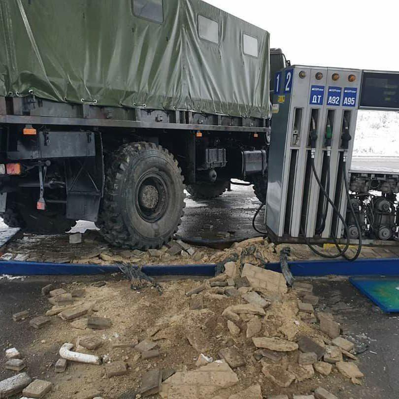 На Окружной грузовик врезался в заправку. Фото: Харьков 1654