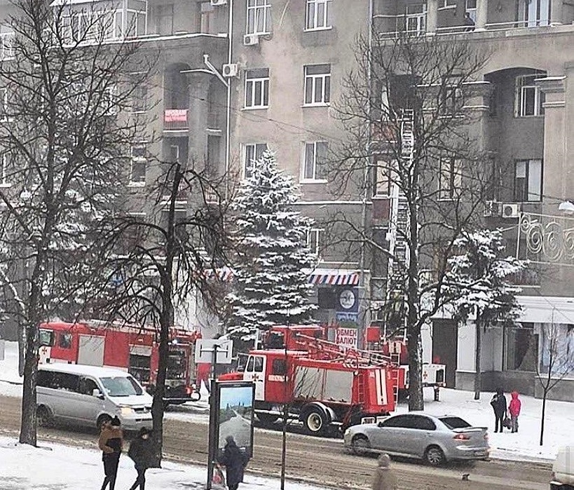 На Сумской из горящей пятиэтажки эвакуировали людей. Фото: TRUE.xa