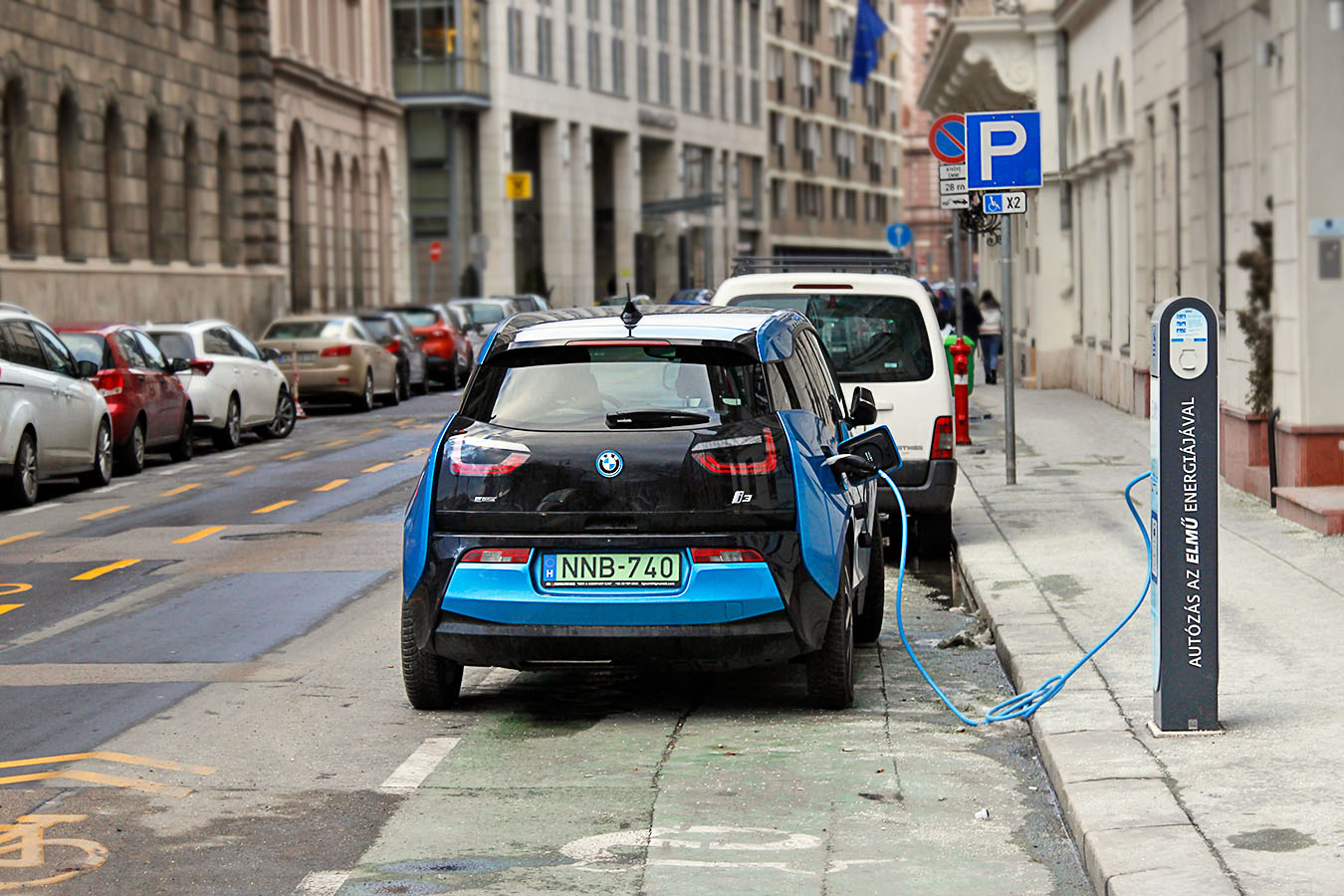 На парковках Харькове появятся зарядки для электрических автомобилей. Фото иллюстративное: wikipedia.org