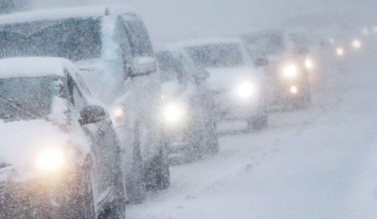 Из-за снегопада в Харькове выросли пробки. Фото: dnpr.com.ua