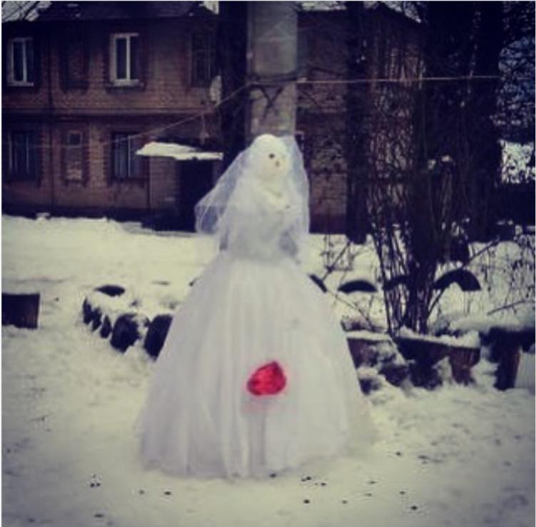 Харьковчане лепят необычных снеговиков. Фото: Типичное ХТЗ