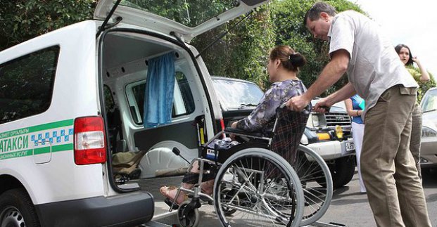 Харьковские инвалиды могут бесплатно ездить на такси. Фото: city.kharkov.ua