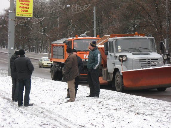 Снегоуборочная техника работает на харьковских дорогах почти круглосуточно.