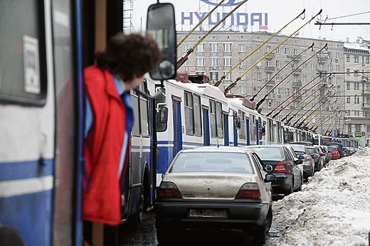 Как долго харьковчанам прийдется ездить только на маршрутках и такси, пока неизвестно. Фото mr-msk.ru.