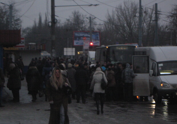 Фото Надежды Шостак. Такие очереди около маршруток теперь по всему городу. 